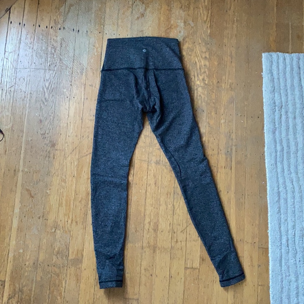 Great Condition! Lululemon Grey Patterned Leggings - image 4